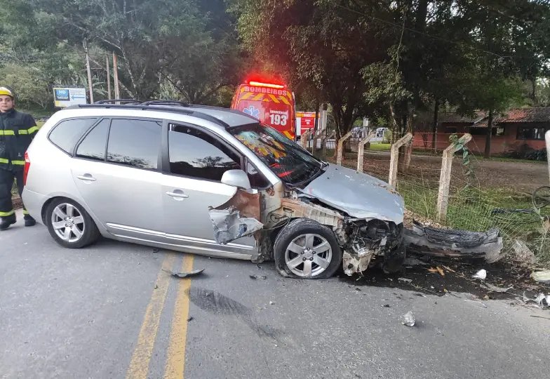 Motorista colide carro contra muro e foge do local