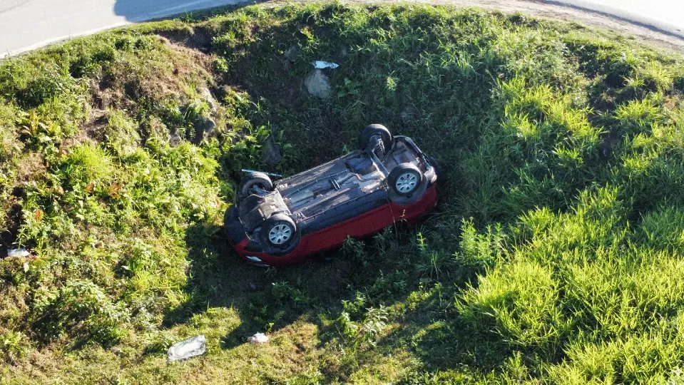 (VÍDEO) Carro cai em vala no retorno da Rodovia Antônio Heil