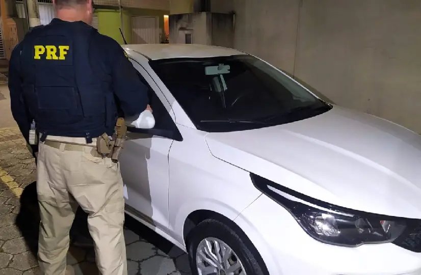 Veículo roubado é recuperado pela polícia em Itapema