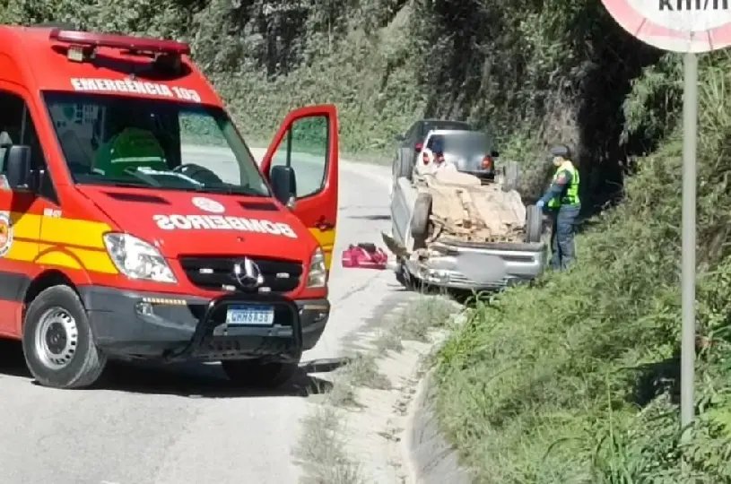 Veículo capota em curva no bairro Lageado, em Botuverá