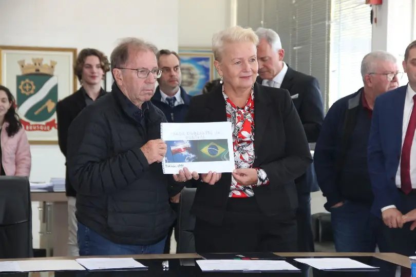 Brusque e Gmina Popielów, na Polônia, assinam Carta de Intenção
