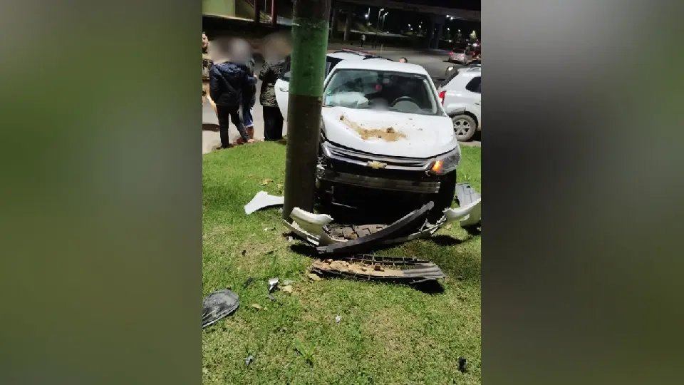 Carro colide com poste após colisão com outro veículo em Brusque