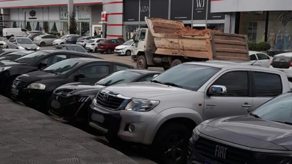 Caçambas carregadas de terra e sem proteção continuam circulando por Brusque