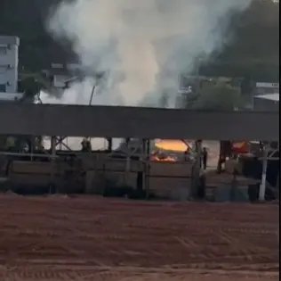 (VIDEO) Bombeiros são acionados para incêndio em depósito