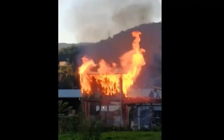 (VIDEO) Imagens mostram incêndio em depósito de serragem