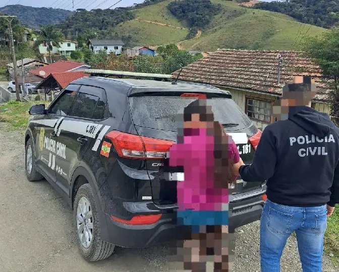 Mãe é suspeita de filmar filha sendo abusada pelo padrasto