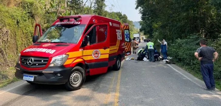 Colisão entre moto e caminhão deixa motociclista gravemente ferido em SC