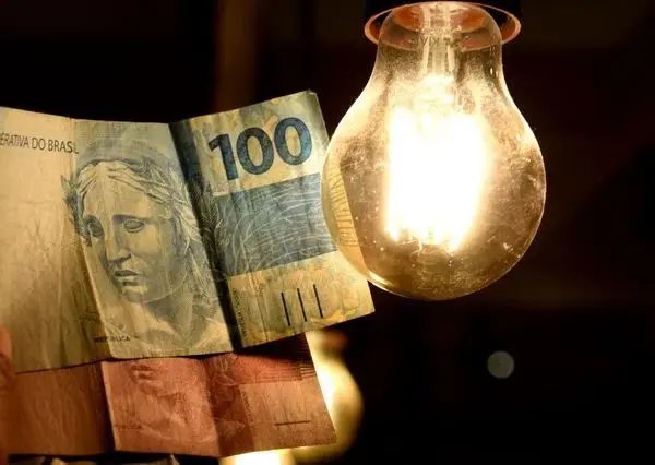 Aneel anuncia bandeira vermelha 2 em setembro, e conta de luz vai subir