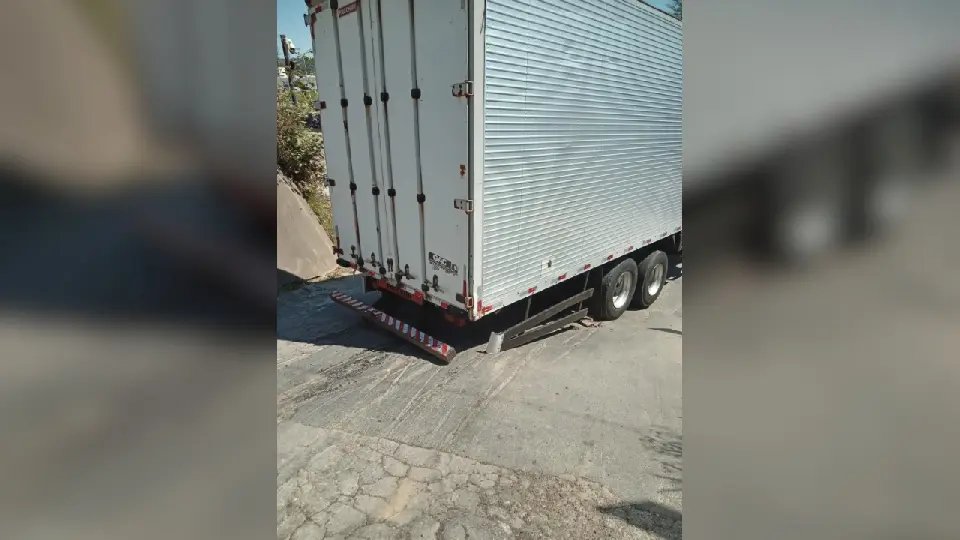 Caminhão encalha e causa lentidão no trânsito em Brusque