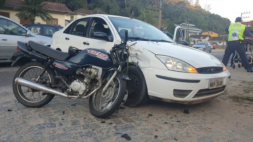 Motociclista relata ter sido projetado sob veículo após colisão