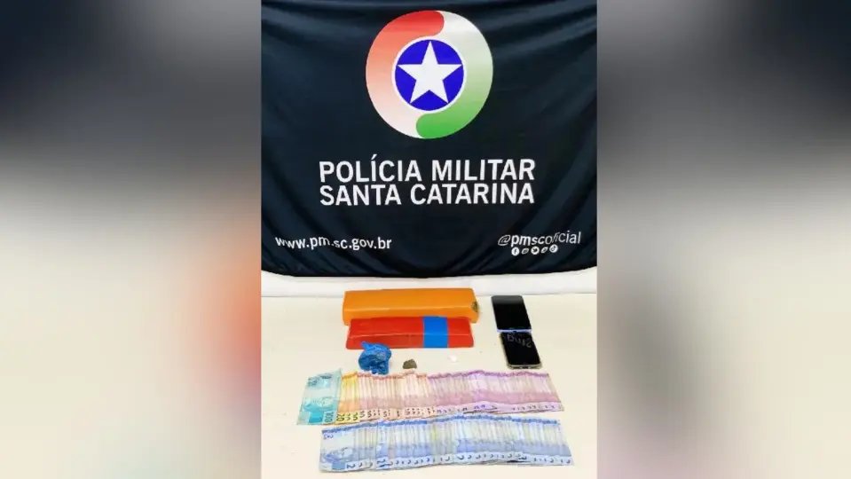 Jovens demonstram nervosismo e são pegas com drogas na rua