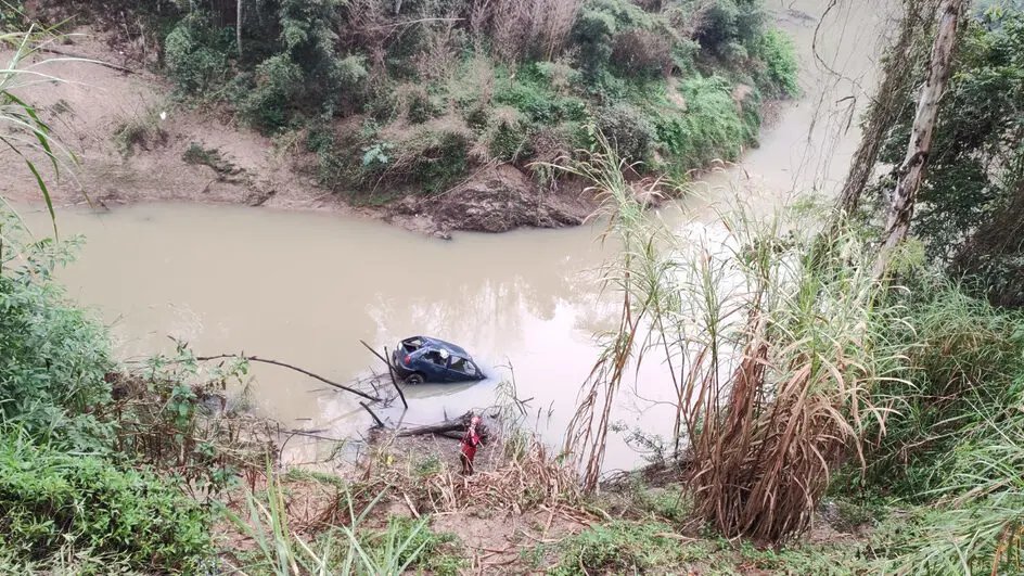 Carro despenca no rio, motorista desaparece e desfecho surpreende
