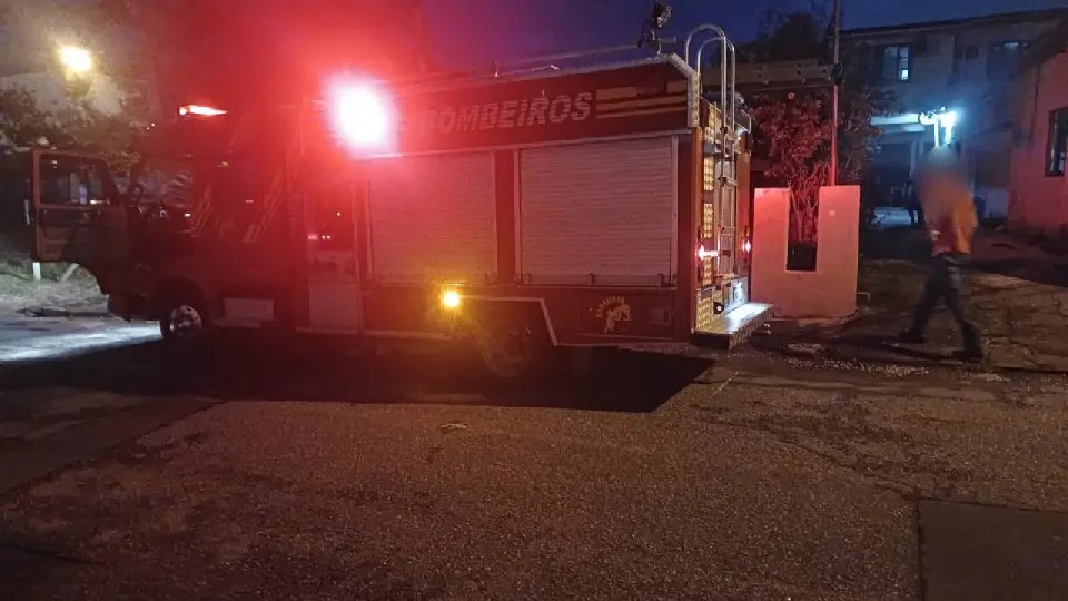 Bombeiros são acionados pra incêndio em residência em Brusque