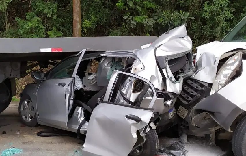 (VÍDEO) Grave colisão deixa carro parcialmente esmagado em Rio do Sul