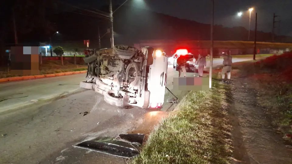 Jovem de 16 anos capota carro furtado na BR-101