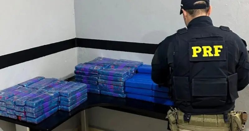 (VÍDEO) PRF persegue veículo e apreende mais de 100 quilos de maconha