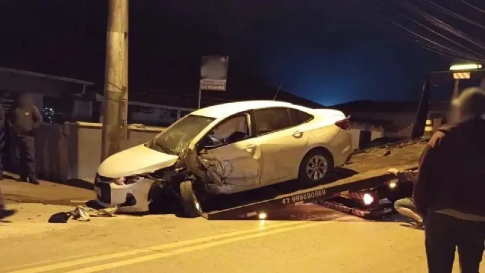 Colisão entre carros durante a madrugada deixa um ferido em Brusque