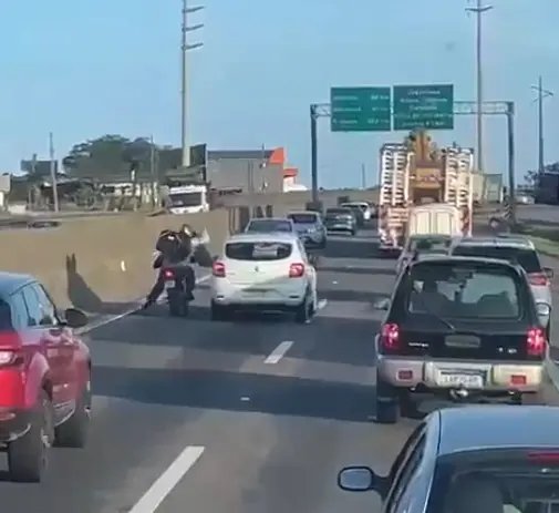 (VÍDEO) Briga de trânsito termina com motociclista morto na BR-101 