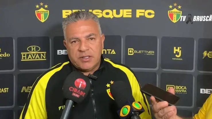 Brusque anuncia a demissão do técnico Luizinho Vieira 