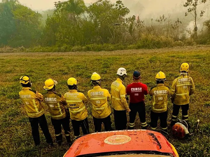 Bombeiros de Santa Catarina intensificam combate às chamas no Pantanal