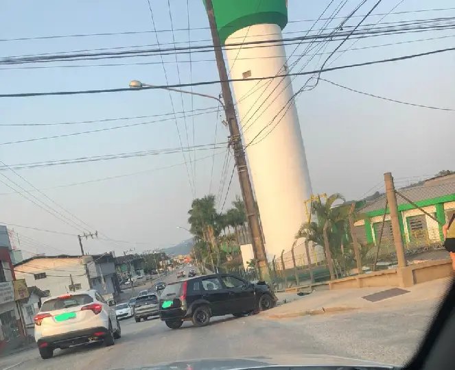 Adolescente bate carro em poste e pai tenta assumir culpa