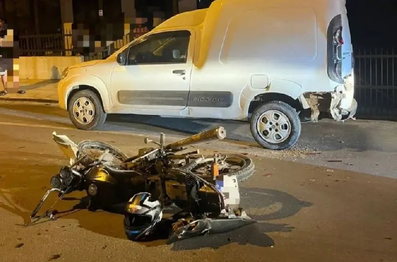 Motociclista fica ferido ao colidir em veículo estacionado