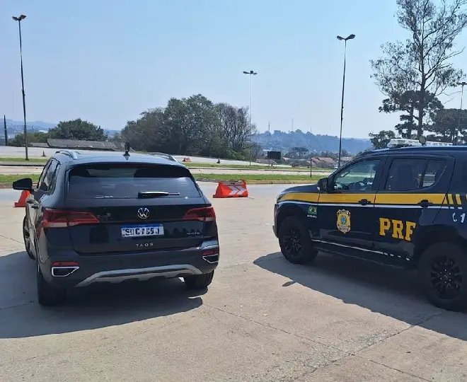 Carro roubado no Rio de Janeiro é recuperado na BR-116