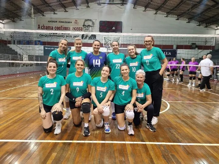 Centro e Maluche movimentam a final do vôlei feminino nos Comunitários