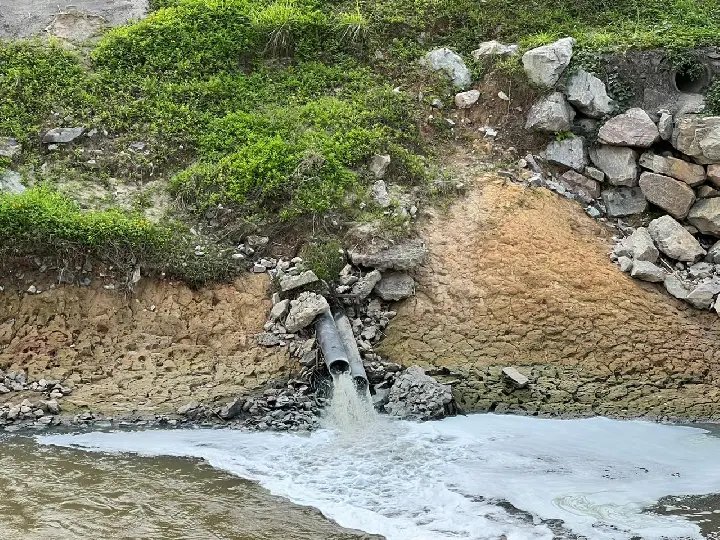 (VIDEO) Espuma no Rio Itajaí-Mirim chama atenção de moradores