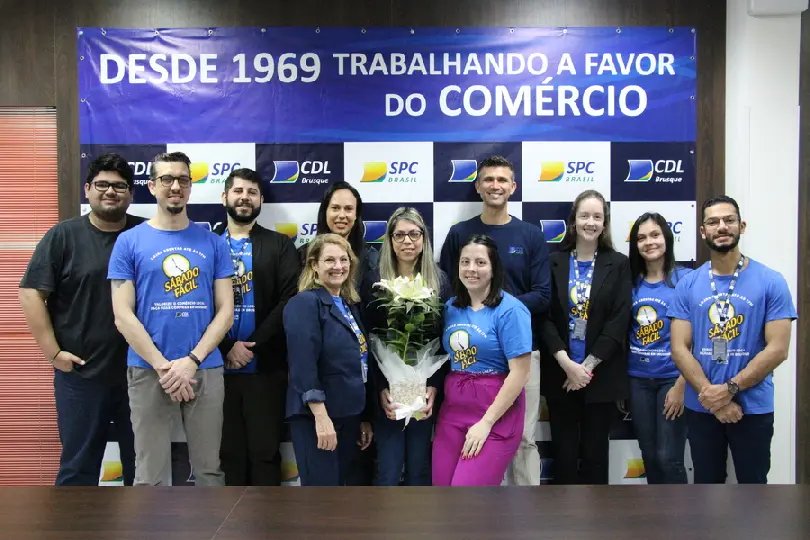 CDL homenageia colaboradora pelos cinco anos de trabalho na entidade