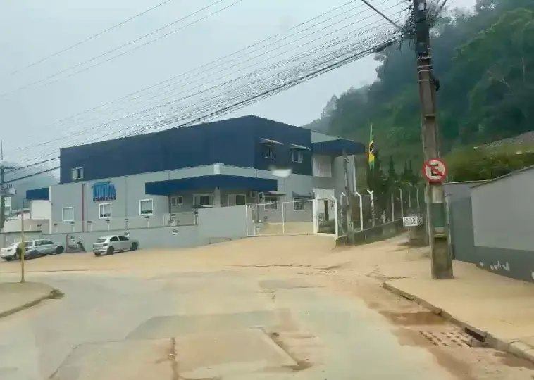 (VÍDEO) Moradores convivem diariamente com poeira causada por obra de terraplanagem
