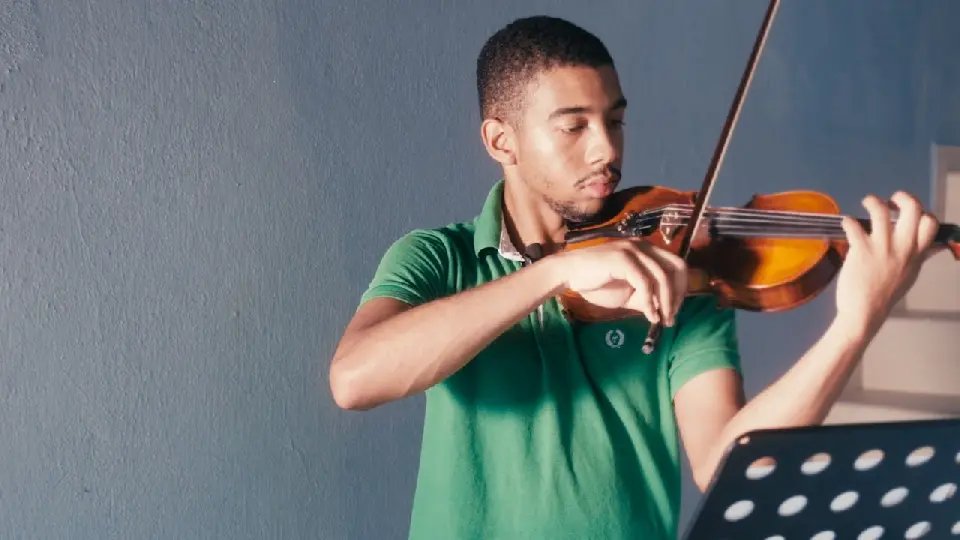 Violinista Alexandre Cardoso lança documentário sobre sua trajetória musical 