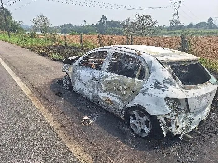 Carro é destruído por incêndio na SC-412, em Gaspar