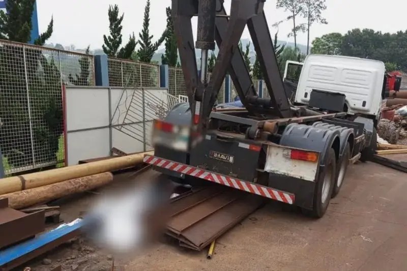 Empresário morre atropelado pelo próprio caminhão no pátio de empresa