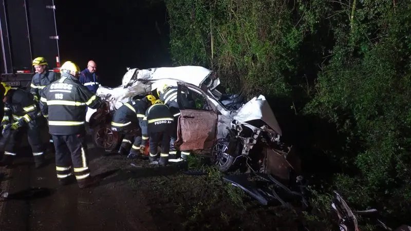 Colisão entre carro e caminhão deixa três mortos em SC
