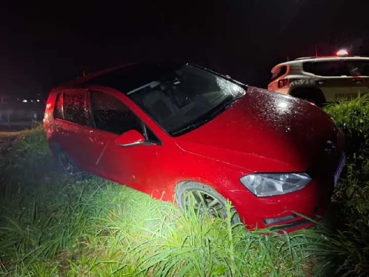 Carro sai da pista e cai em barranco na rodovia Ivo Silveira