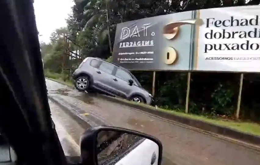 (VÍDEO) Carro quase despenca em barranco no bairro Imigrantes