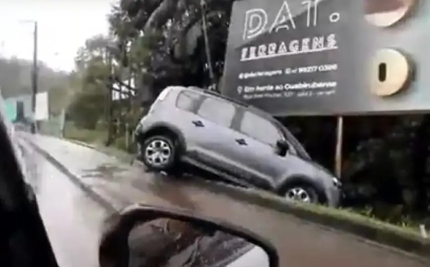 Acidente no Imigrantes ocorreu por conta de óleo na pista, diz motorista