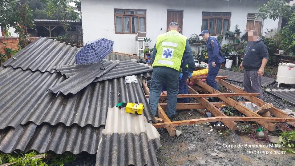 Idosa fica gravemente ferida após desabamento de garagem