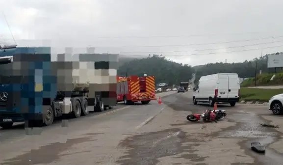 Motociclista morre em colisão com caminhão na BR-470