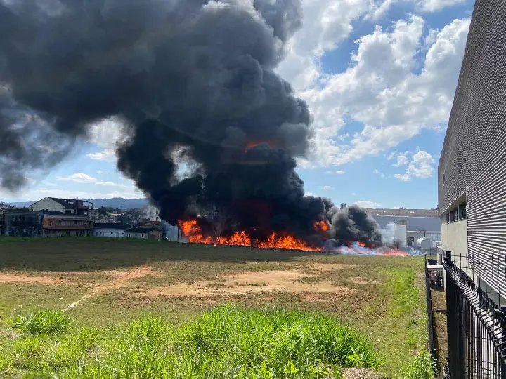 (VIDEO) Incêndio de grandes proporções atinge indústria em SC