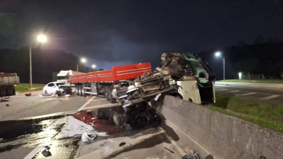 Acidente entre carretas e carro na BR-101 causa caos no trânsito