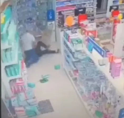 (VÍDEO) Criminoso apanha de funcionário ao tentar roubar farmácia