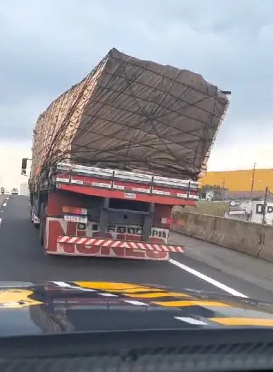 (VÍDEO) Caminhão é flagrado quase tombando por excesso de carga na BR-101