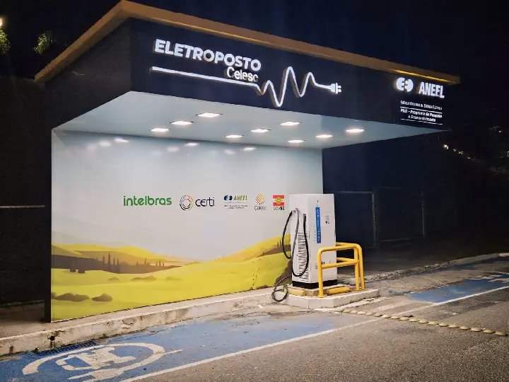 Celesc passa a cobrar por recarga em eletropostos 