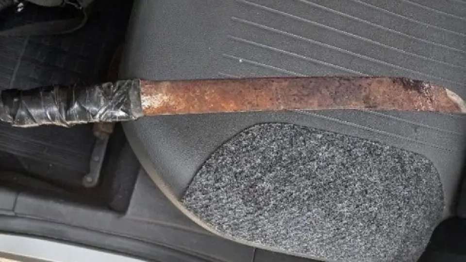 Homem é preso após agredir companheira com facão no bairro Limeira