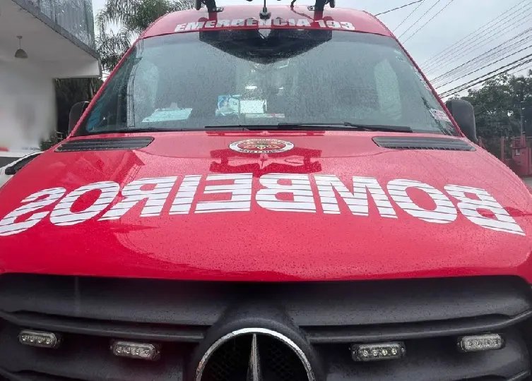 Carro cai em rio após saída de pista em Guabiruba 