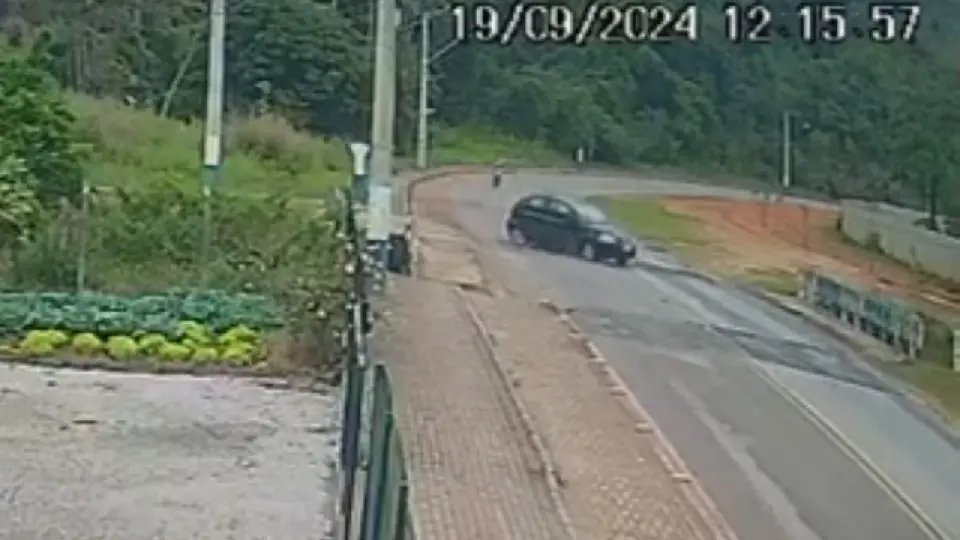 (VIDEO) Câmera flagra carro caindo em rio após saída de pista em Guabiruba