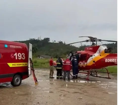 (VIDEO) Casal é resgatado após carro cair no rio Itajaí-Açu em Apiúna
