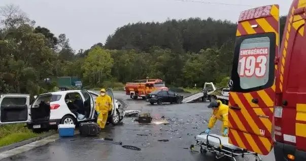 Colisão frontal na BR-470 deixa três feridos na Serra da Santa